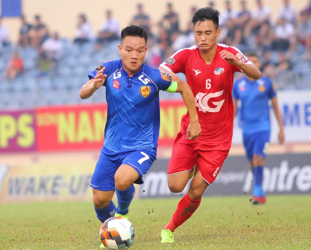 Cuộc chạm trán giữa Thanh Trung và Minh Tuấn ở mùa bóng trước. Ảnh: VIẾT ĐỊNH