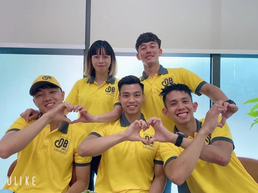 Các cầu thủ tại sự kiện ra mắt điểm bán cà phê thứ 100 của Ông Bầu.