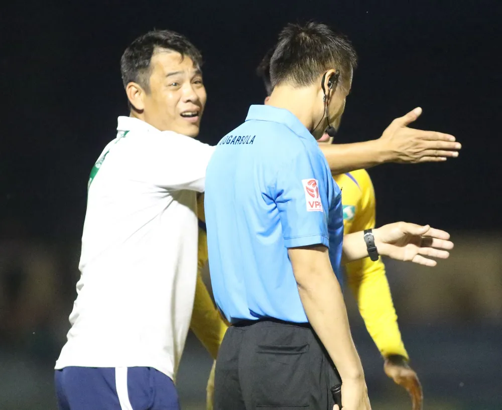 Trợ lý Huy Hoàng phản ứng trọng tài trong trận đấu. Ảnh: VIẾT ĐỊNH