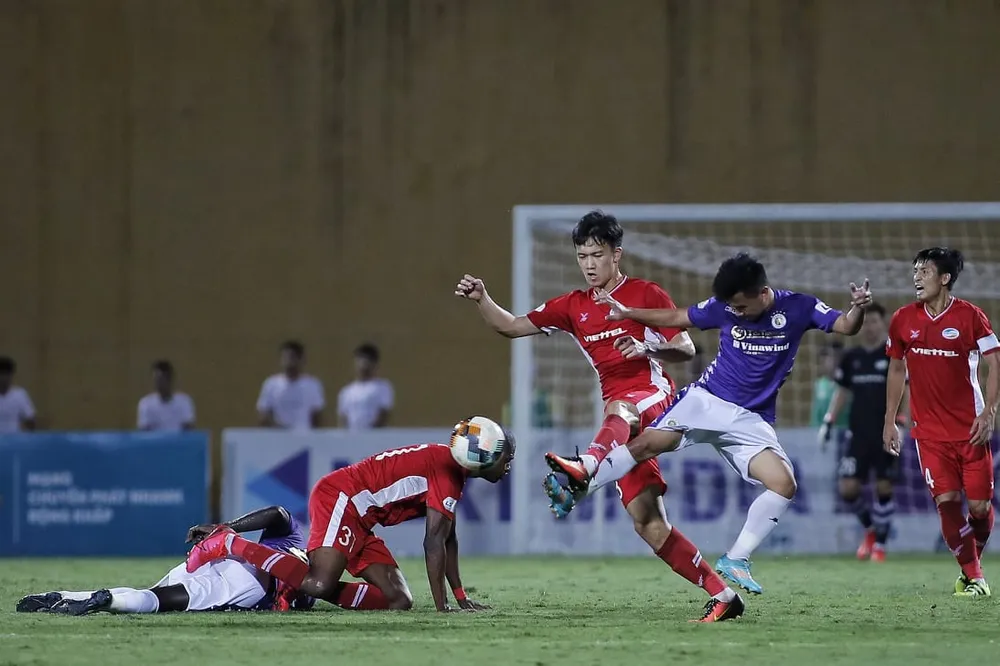 Hoàng Đức đưa Viettel vượt lên dẫn trước. Ảnh: MINH HOÀNG