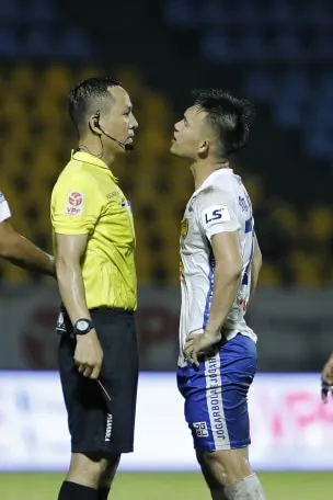 Trọng tài mắc nhiều sai số, nhưng các CLB V-League cần phản ứng chuyên nghiệp hơn ảnh 2