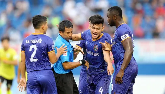 Cầu thủ khiếu nại trọng tài trận Bình Dương - Hà Nội. Ảnh: DŨNG PHƯƠNG 