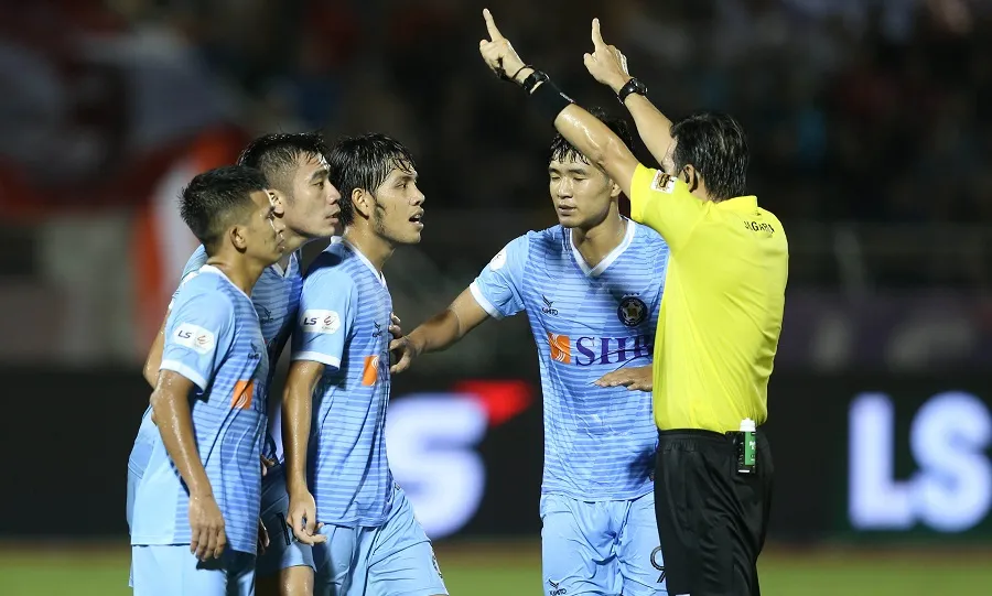 Trọng tài mắc nhiều sai số, nhưng các CLB V-League cần phản ứng chuyên nghiệp hơn ảnh 1