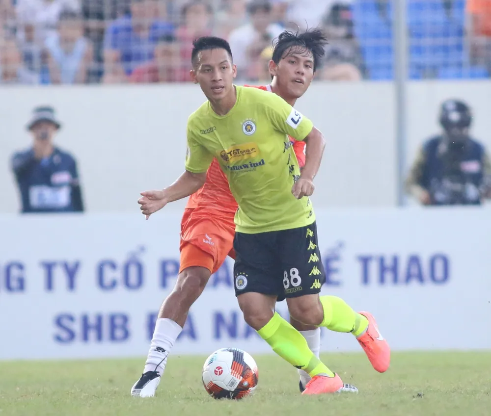 Đỗ Hùng Dũng ghi bàn mở tỷ số cho CLB Hà Nội. Ảnh: Viết Định