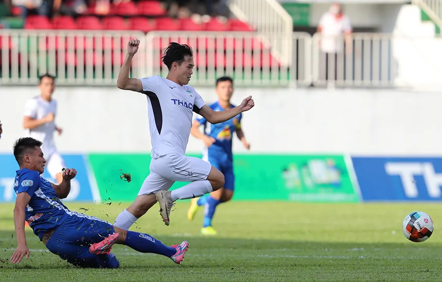 Tình huống phạm lỗi dẫn đến bàn mở tỷ số của HA.GL. Ảnh: ĐÔNG HUYỀN