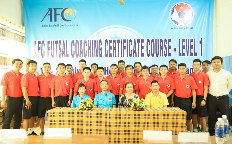 Đại diện VFF, giảng viên cùng các HLV tham gia khóa học chụp ảnh lưu niệm.