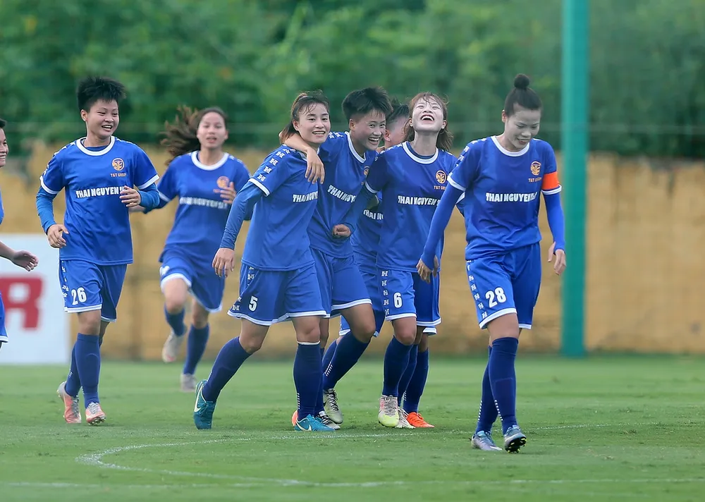 Niềm vui của Thái Nguyên khi bất ngờ giành chiến thắng trước đội TPHCM. Ảnh: Đoàn Nhật