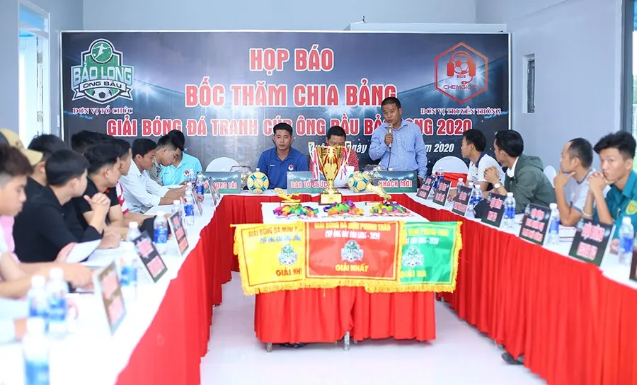 Đại diện các đội tại buổi họp kỹ thuật