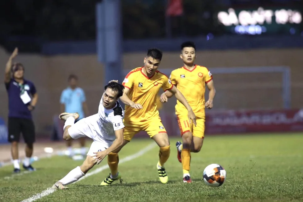 Hàng thủ Thanh Hoá đã phong toả được tầm hoạt động của Văn Toàn. Ảnh: MINH HOÀNG 