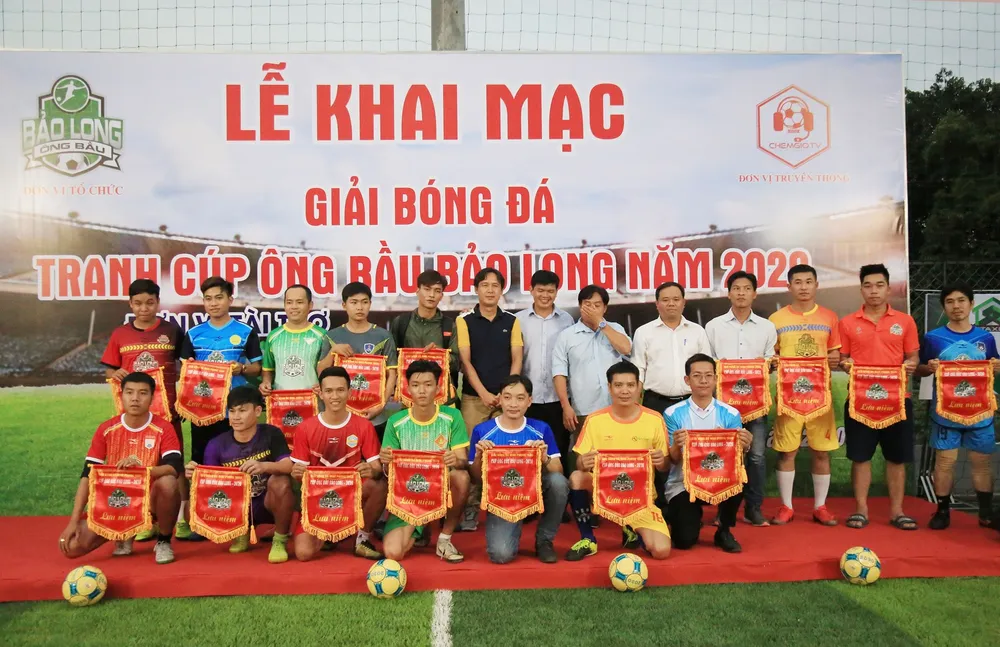 BTC chụp ảnh lưu niệm cùng đại diện các đội dự giải.