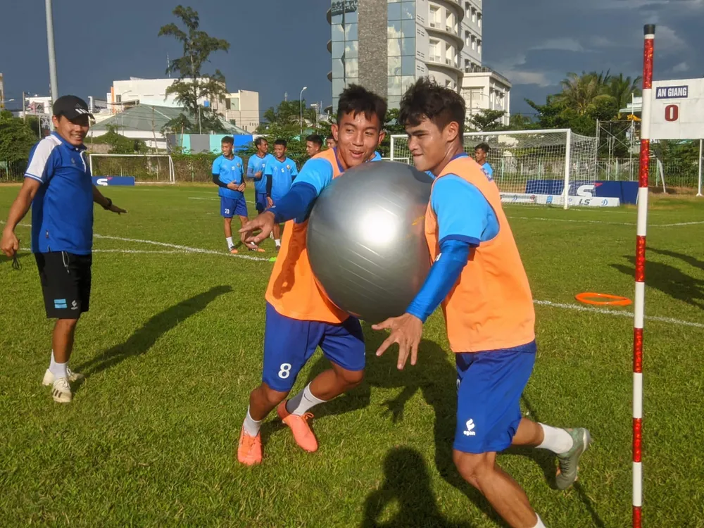 Nếu bất khả kháng lắm thì mới đá không có khán giả ảnh 1