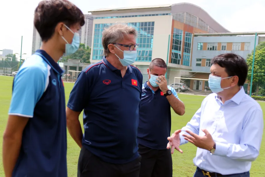 Lãnh đạo VFF gặp gỡ đội U19 trước khi di chuyển về Hưng Yên ảnh 2