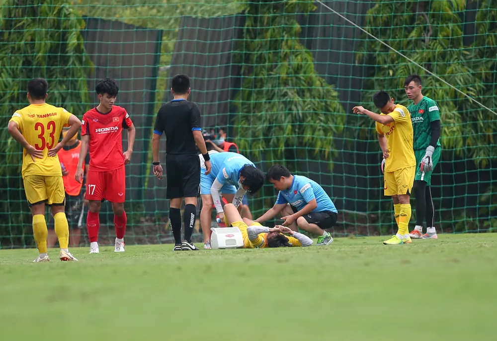 ‘Gà’ bầu Đức chấn thương, bỏ dở trận đấu của đội tuyển U22 Việt Nam ảnh 1