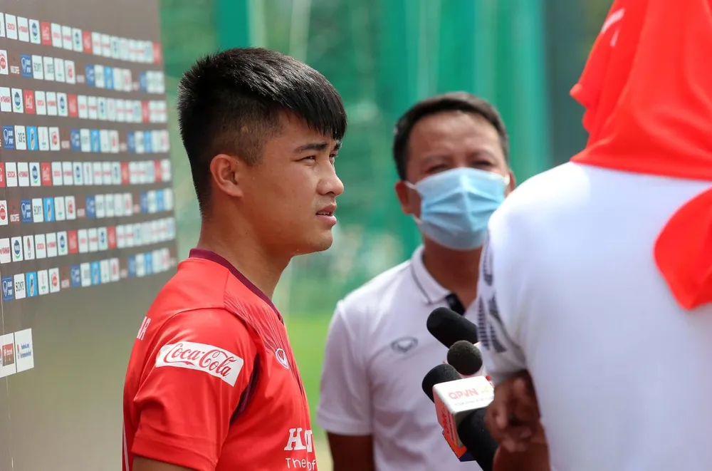 Tiền vệ Đặng Văn Lắm trong buổi trao đổi thông tin cùng giới truyền thông. Ảnh: MINH HOÀNG