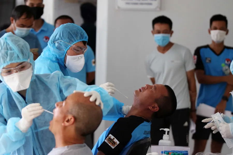 Các trọng tài và giám sát kiểm tra y tế trước đợt tập huấn giữa mùa bóng ảnh 2