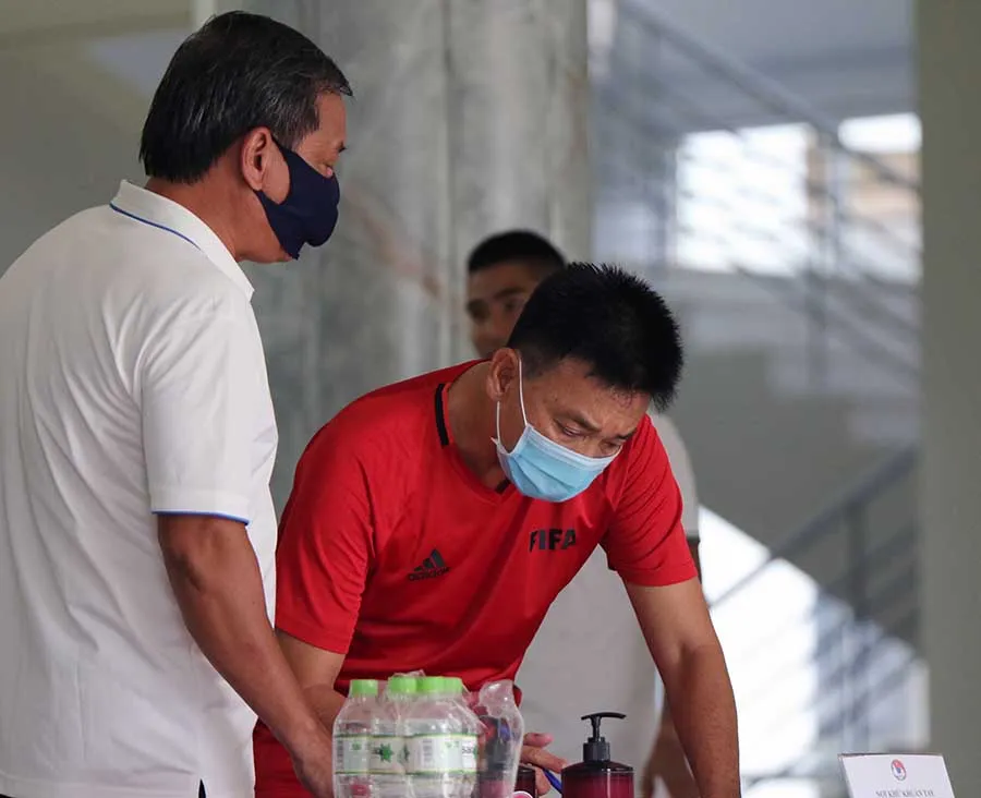 Các trọng tài và giám sát kiểm tra y tế trước đợt tập huấn giữa mùa bóng ảnh 1