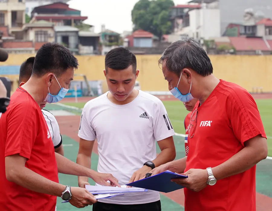 Có 2 trọng tài bị loại vì rớt phần kiểm tra thể lực ảnh 1