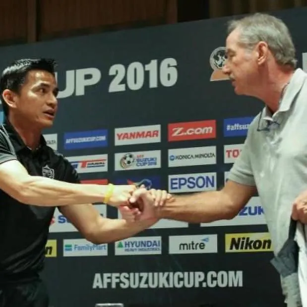 Kiatisak đăng lại bức ảnh bắt tay cùng ông Riedl