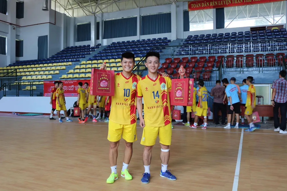 Lãnh đạo Kardiachain Sài Gòn FC mang đến bất ngờ cho các cầu thủ ảnh 1