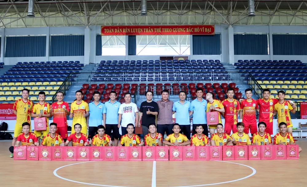 Đại diện nhà tài trợ bất ngờ đem niềm vui đến cho đội Kardiachain Sài Gòn