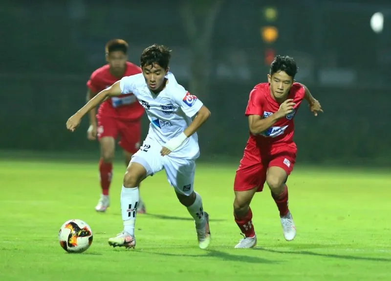 HA.GL (áo trắng) vượt qua PVF để tạm dẫn ngôi đầu bảng A