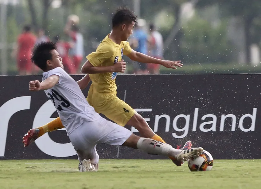 HA.GL (áo trắng) giành vé vào bán kết với vị trí nhì bảng A