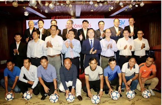 Không chỉ có sự hỗ trợ từ các ông bầu, các đội còn được BTC hỗ trợ về chuyên môn khi cử những HLV tham gia huấn luyện. Ảnh: DŨNG PHƯƠNG