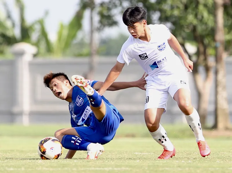 HAGL (áo xanh) bị loại ở bán kết nhưng có 11 cầu thủ được gọi tập trung 