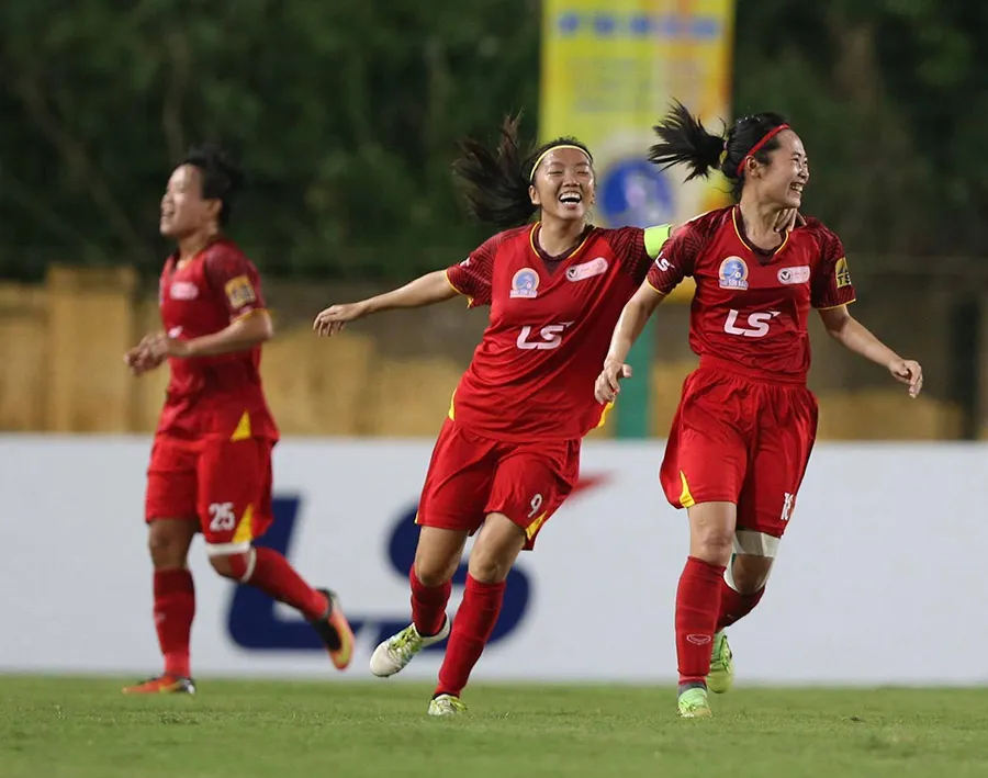 Huỳnh Như và các đồng đội thẳng tiến ở ngôi đầu bảng. Ảnh: MINH HOÀNG