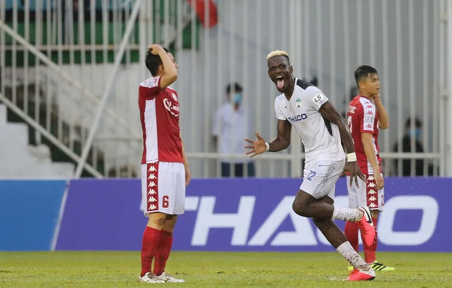 Hàng thủ thi đấu như... mơ ngủ của CLB TPHCM đã dẫn đến trận thua 5 bàn ở vòng 13. Ảnh: DŨNG PHƯƠNG