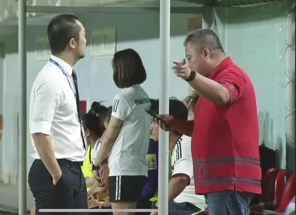 Trưởng BTC giải cùng Giám sát trận đấu đến tận khu kỹ thuật đội PP.HN thuyết phục nhưng không thành công. Ảnh: THANH ĐÌNH