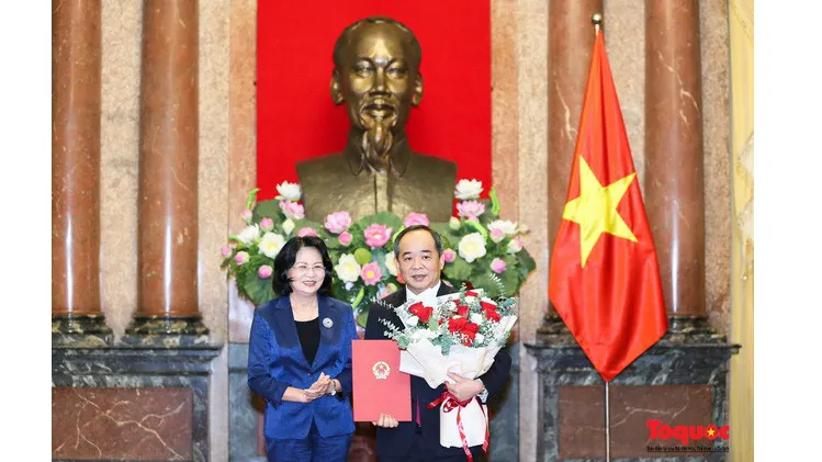 Phó Chủ tịch nước Đặng Thị Ngọc Thịnh trao quyết định điều động, phân công công tác, bổ nhiệm đồng chí Lê Khánh Hải, Thứ trưởng Bộ Văn hóa, Thể thao và Du lịch làm Phó Chủ nhiệm Văn phòng Chủ tịch nước. Ảnh Tổ quốc