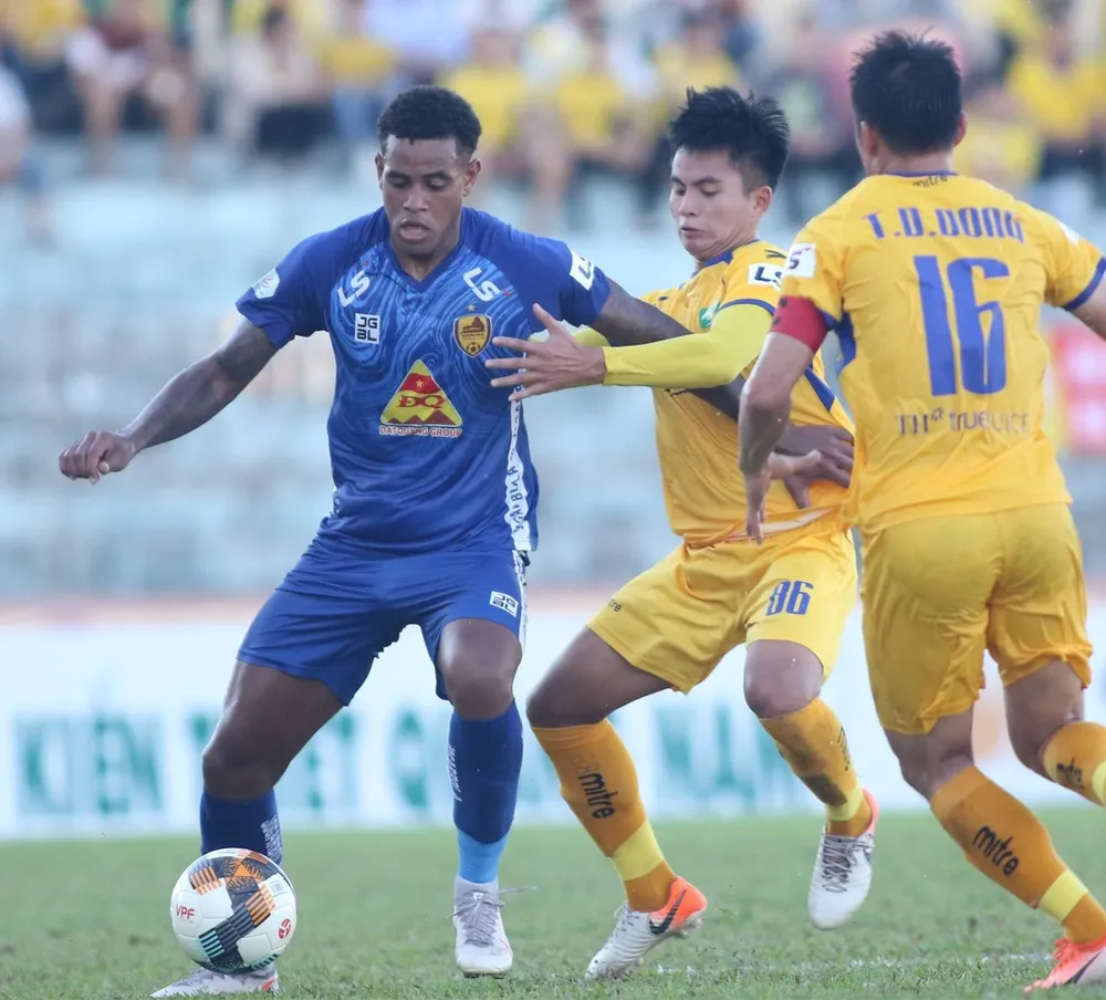 Nhiều khó khăn chờ đón Quảng Nam trên sân Vinh. Ảnh: Viết Định 