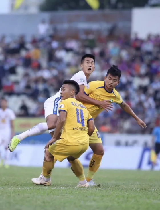 Tuấn Tài lập cú đúp, Quảng Nam thua đậm trước SLNA ảnh 1