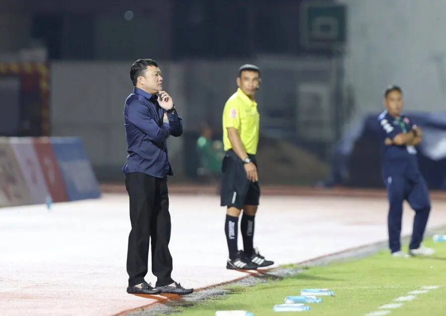 HLV Trương Việt Hoàng chưa hài lòng dù Viettel lên đầu bảng ảnh 1