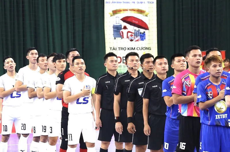 Cầu thủ V-League và Futsal cùng hướng về miền Trung ruột thịt ảnh 1