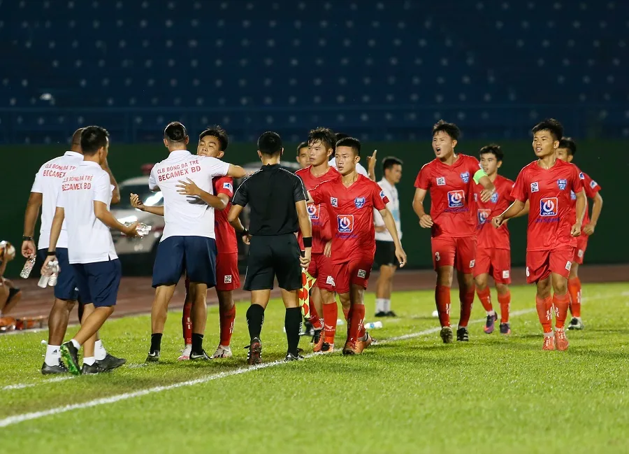 Niềm vui của thầy trò HLV Huỳnh Kesley. Ảnh: ANH KHOA