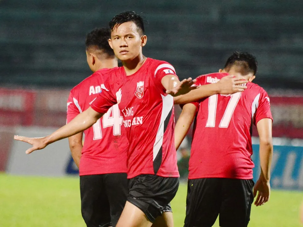 Bóng đá miền Tây: Khi huynh đệ tương tàn ảnh 1