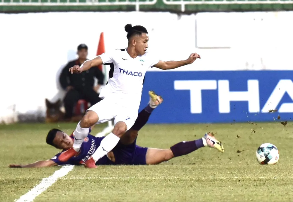 Hồng Duy đi bóng qua hậu vệ Sài Gòn FC. Ảnh: ANH TIẾN