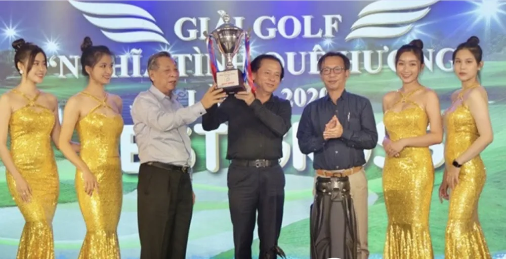 Ông Nguyễn Quốc Dũng (trái), trưởng BTC và nhà báo Nguyễn Quang Thông, Tổng biên tập Báo Thanh Niên(phải) cùng trao giài Best Gross