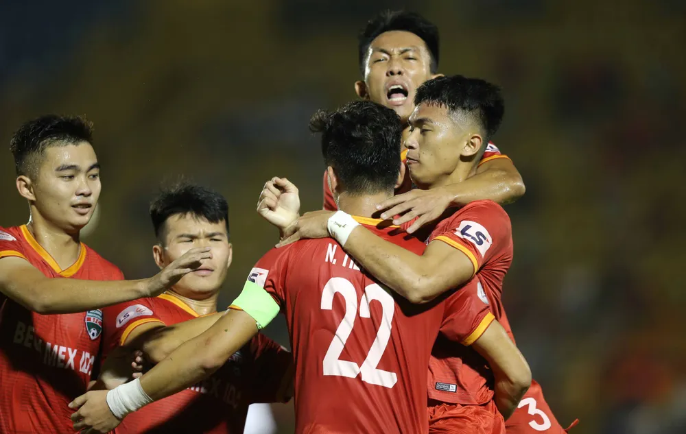 Niềm vui của cầu thủ Bình Dương sau chiến thắng ngược dòng. Ảnh: DŨNG PHƯƠNG 