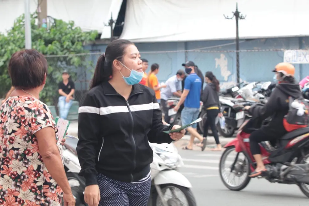 Phe vé 'làm nóng' trước trận Sài Gòn - Viettel, hét một cặp 300.000 đồng ảnh 2