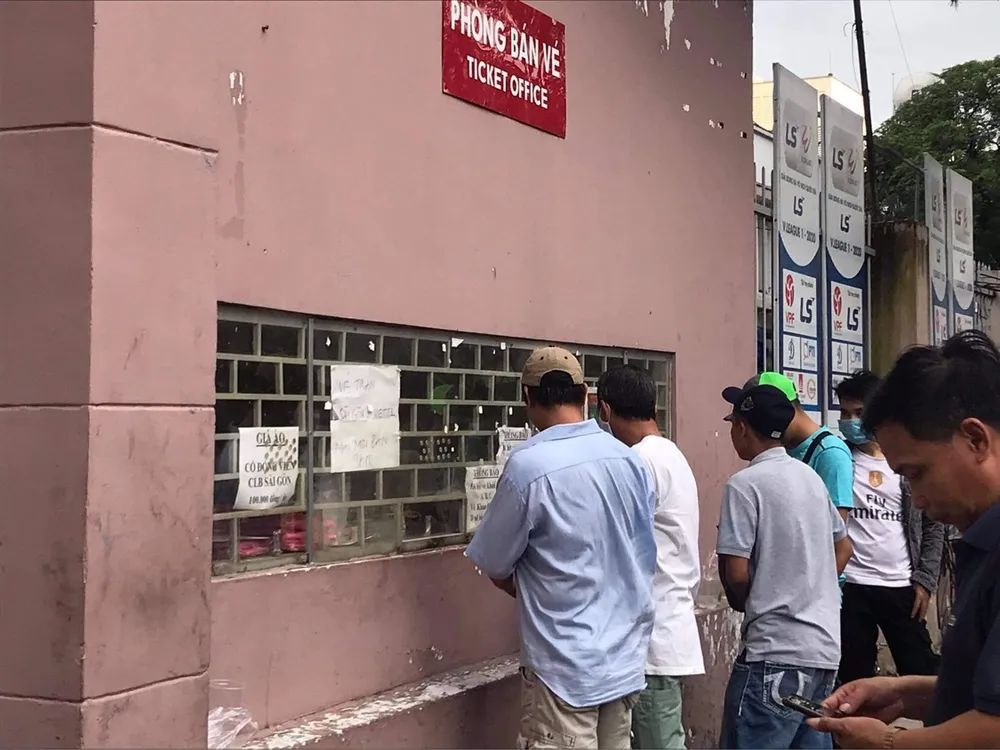 Phe vé 'làm nóng' trước trận Sài Gòn - Viettel, hét một cặp 300.000 đồng ảnh 1