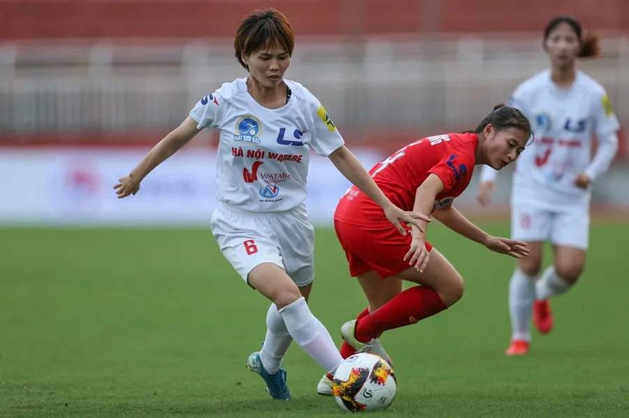 Đội Hà Nội I (áo đỏ) thắng dễ Hà Nội II. Ảnh: DŨNG PHƯƠNG