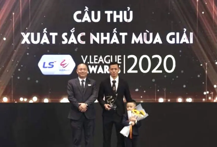 Văn Quyết năm thứ 2 liên tiếp được vinh danh. Ảnh: MINH HOÀNG