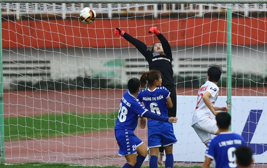 Pha đánh đầu ghi bàn mở tỷ số của Hải Yến. Ảnh: DŨNG PHƯƠNG