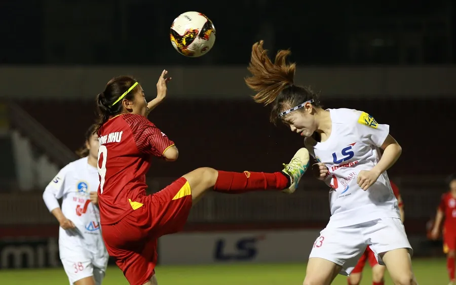 Pha tranh bóng quyết liệt giữa Huỳnh Như và cầu thủ đội Hà Nội II. Ảnh: DŨNG PHƯƠNG