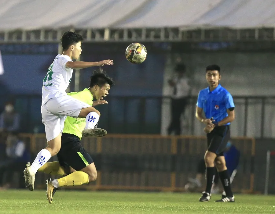 Học viện Nutifood (áo trắng) giành ngôi nhì bảng A