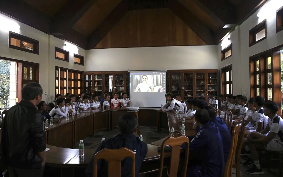 HLV Kiatisak ‘họp online’ trong ngày HA.GL hội quân ảnh 1