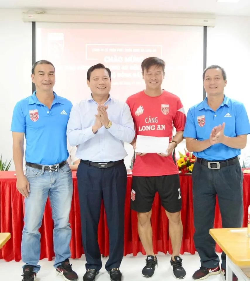 Khi bầu Thắng quyết tâm làm ‘sống lại’ bóng đá Long An... ảnh 1